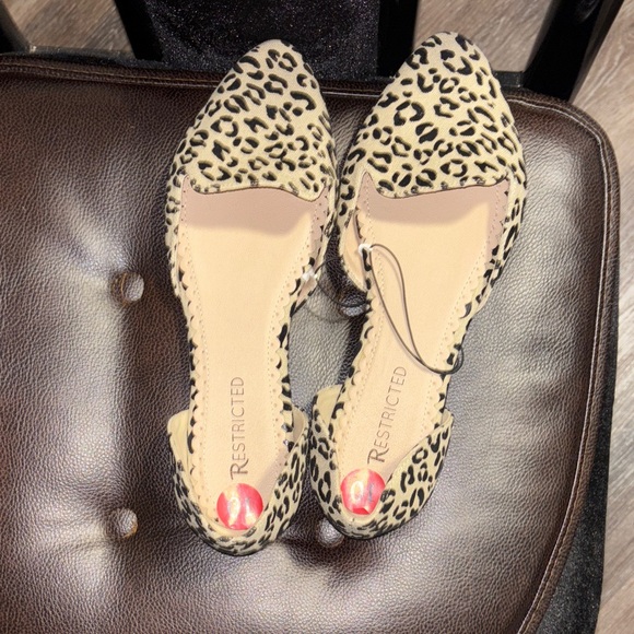 Restricted Animal Print Women's Flats - Picture 8 of 9